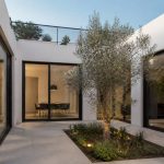 Maison cubique en bardage zinc : moderniser la façade avec un matériau durable et élégant