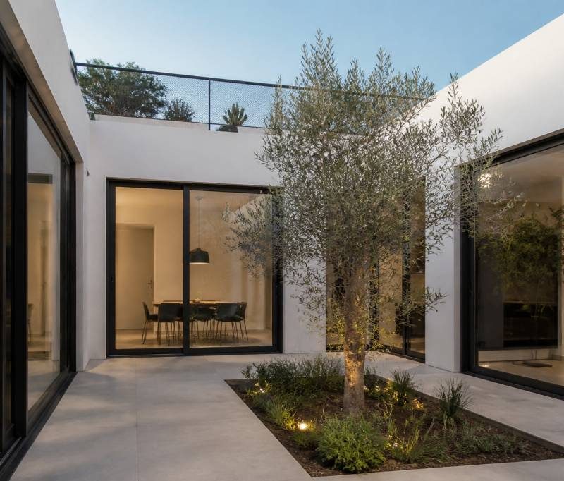 Maison cubique avec patio central : comment créer un cœur de maison lumineux, intime et contemporain