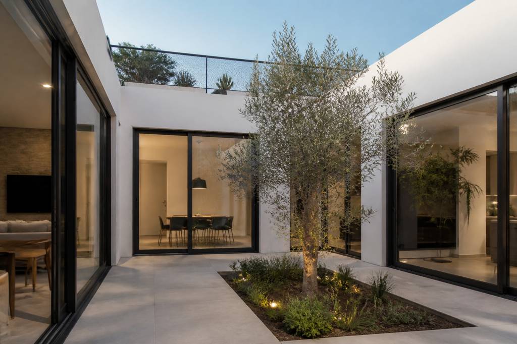 Maison cubique avec patio central : comment créer un cœur de maison lumineux, intime et contemporain