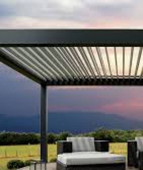Pergola bioclimatique et protection contre la pluie : mythe ou réalité